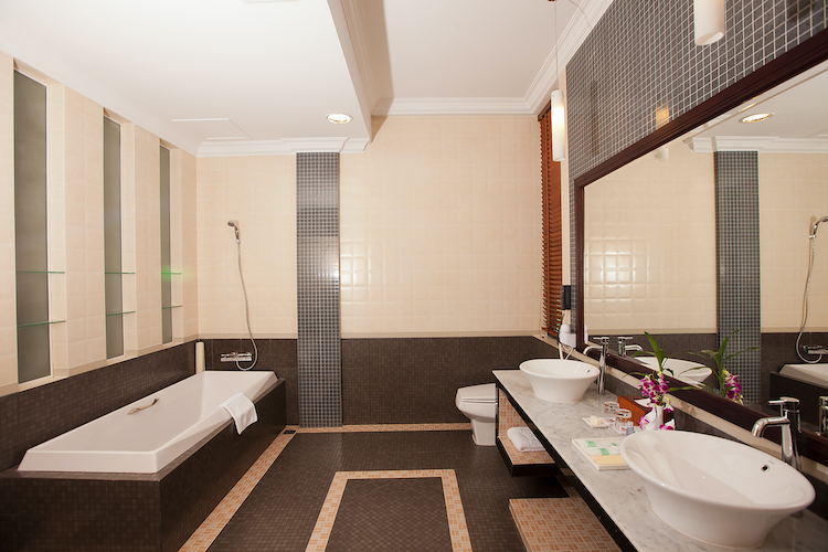 Sokhalay Angkor Executive & Spa (Luxury Room bathroom)